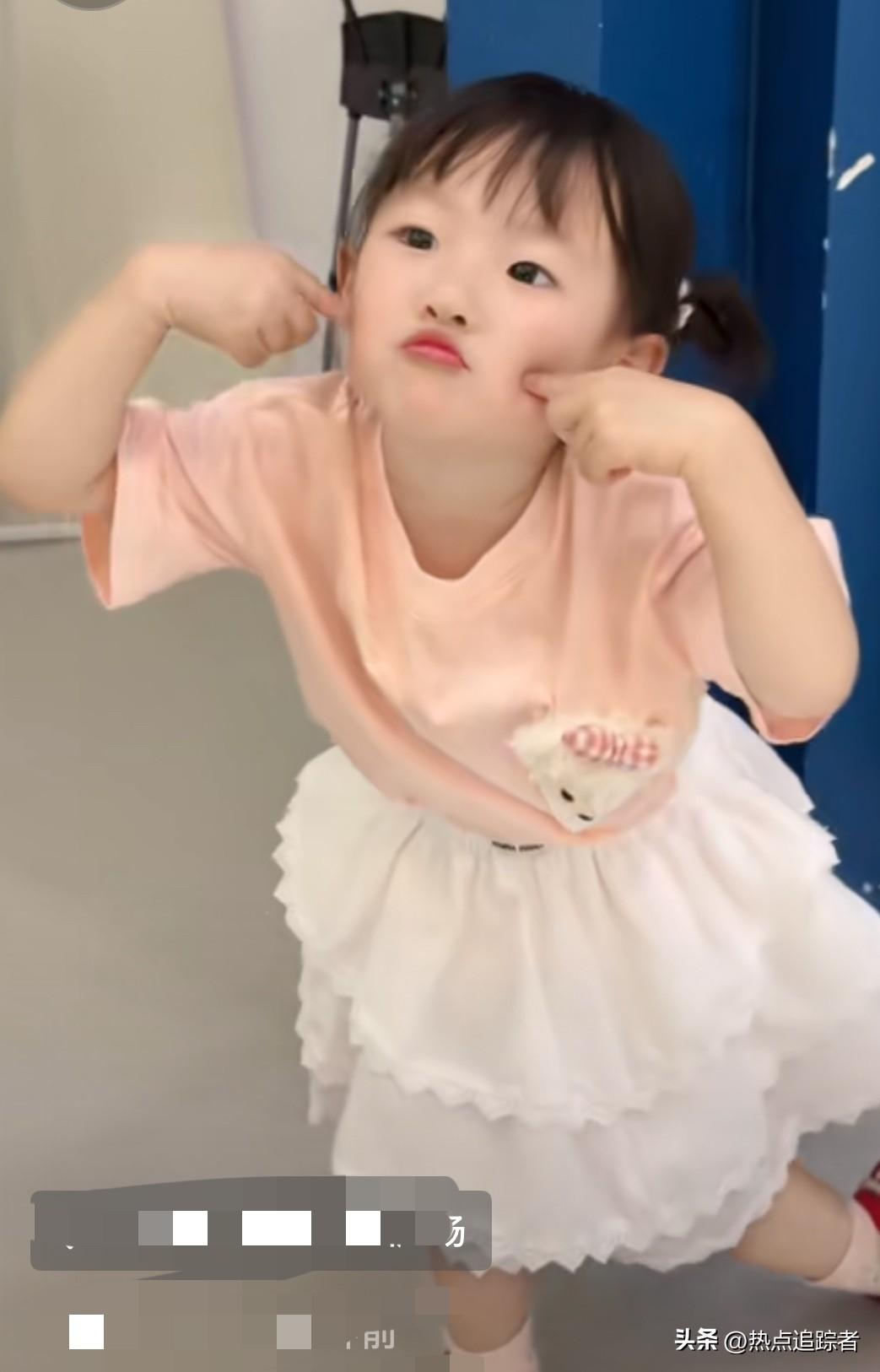 今晚，黄一鸣更新了一条闪闪的视频。她在视频里写道，自己正在万达直播售卖童装，闪闪