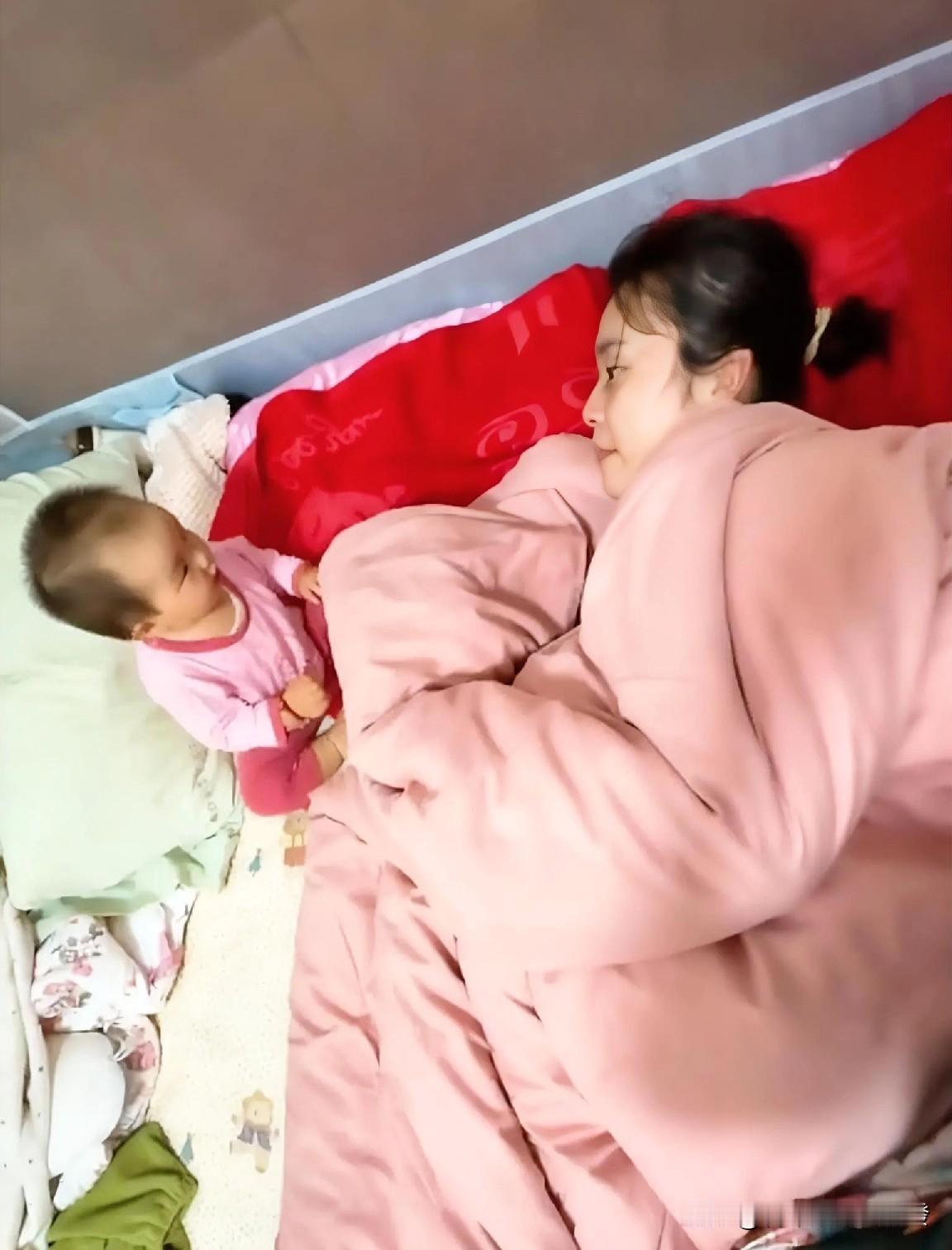 宝宝对着妈妈叫爸爸
躺在被窝里的妈妈一听
立马生气的把头也埋进被窝里。


本来