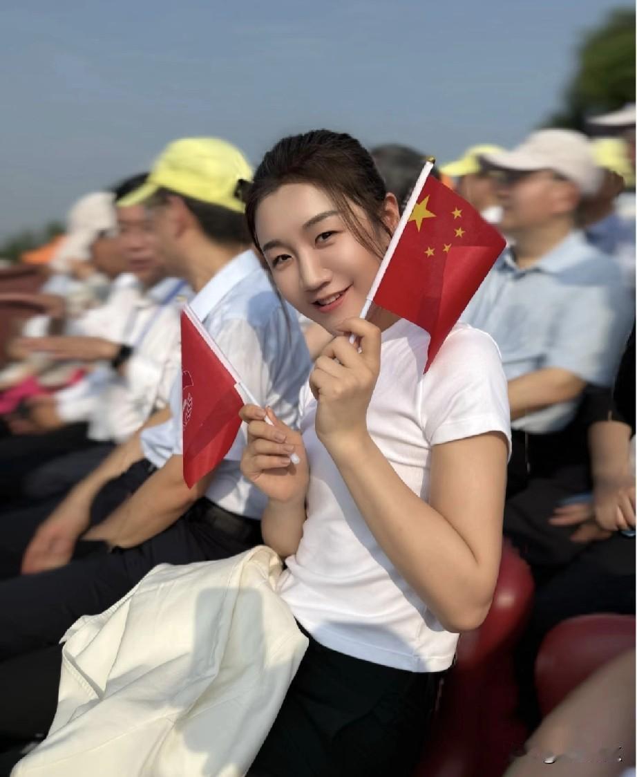 马龙、陈梦还有国家队的其它乒乓球队员们，聚精会神地看着9月3日阅兵呢。他们集中精