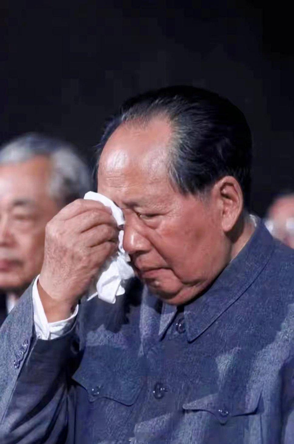 毛主席一生都是心系百姓。当年淮河发大水，毛主席从报纸上看到避灾的百姓爬到树上被躲