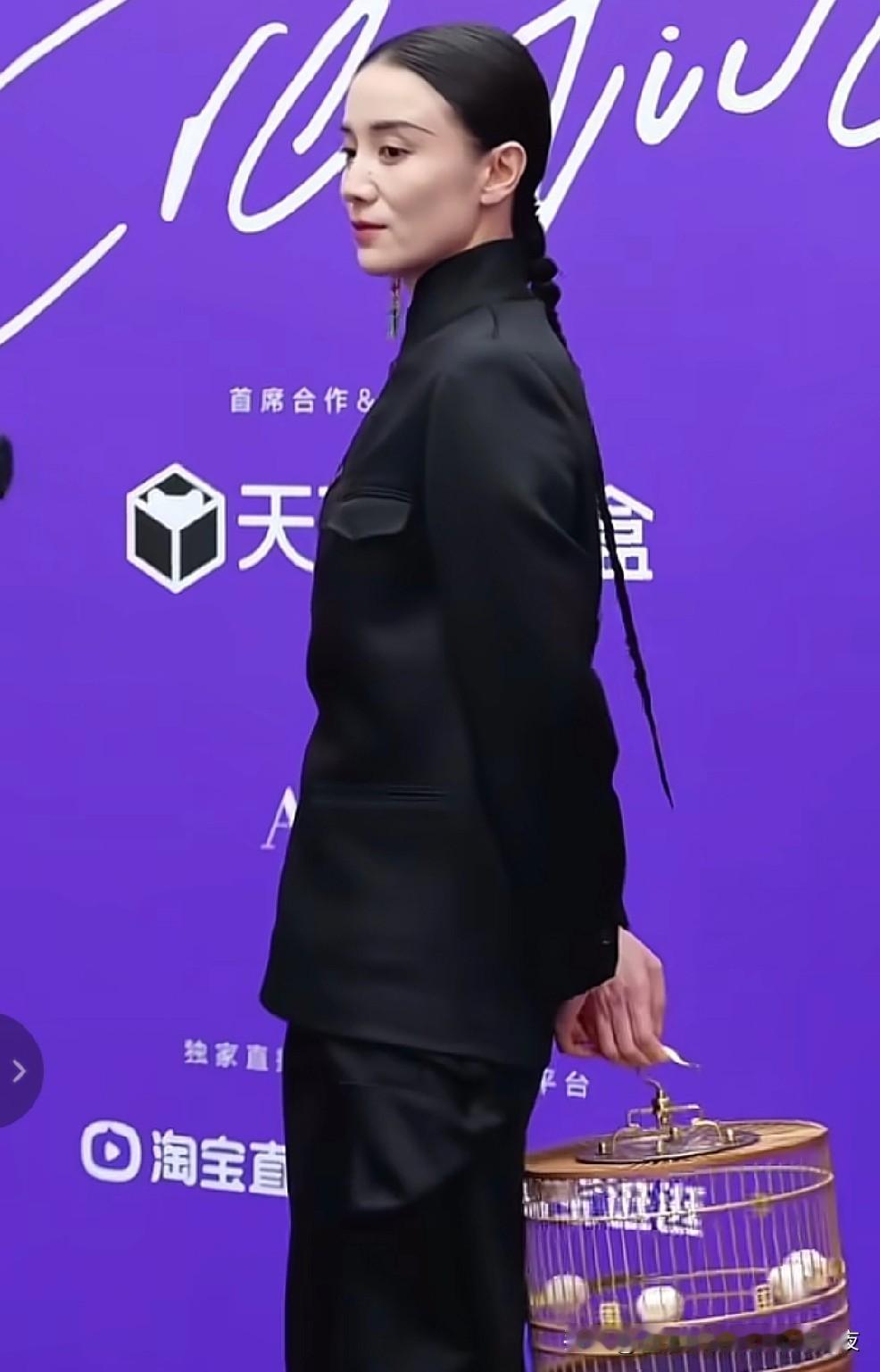 演员通过强化的角色解构能力和时空塑造力，实现了“方寸之间见天地”的表演境界。