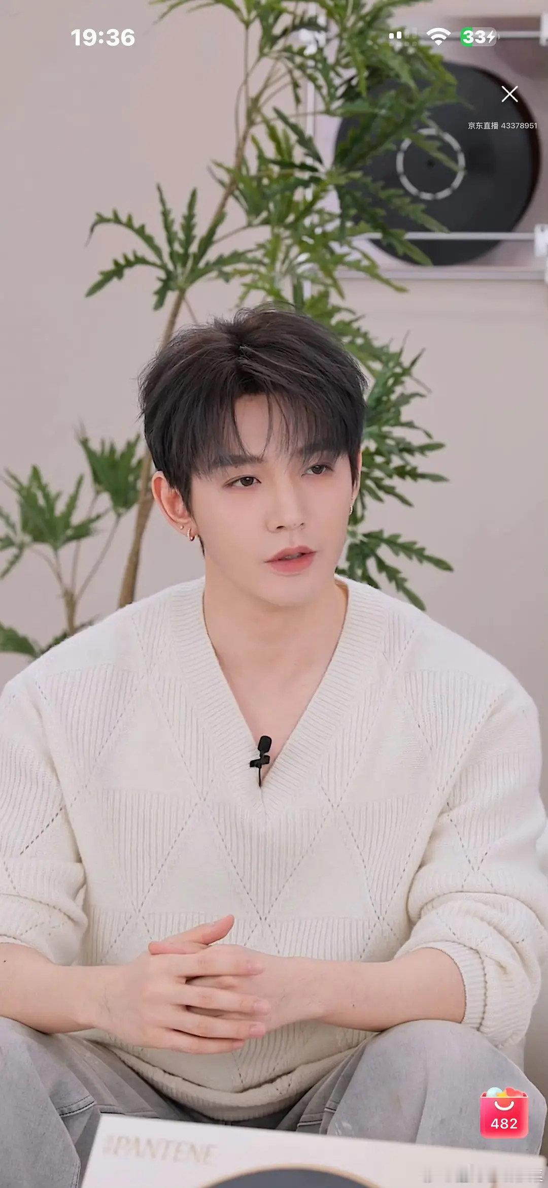 邓为今天直播脸部状态如何？感觉脖子有点粗 