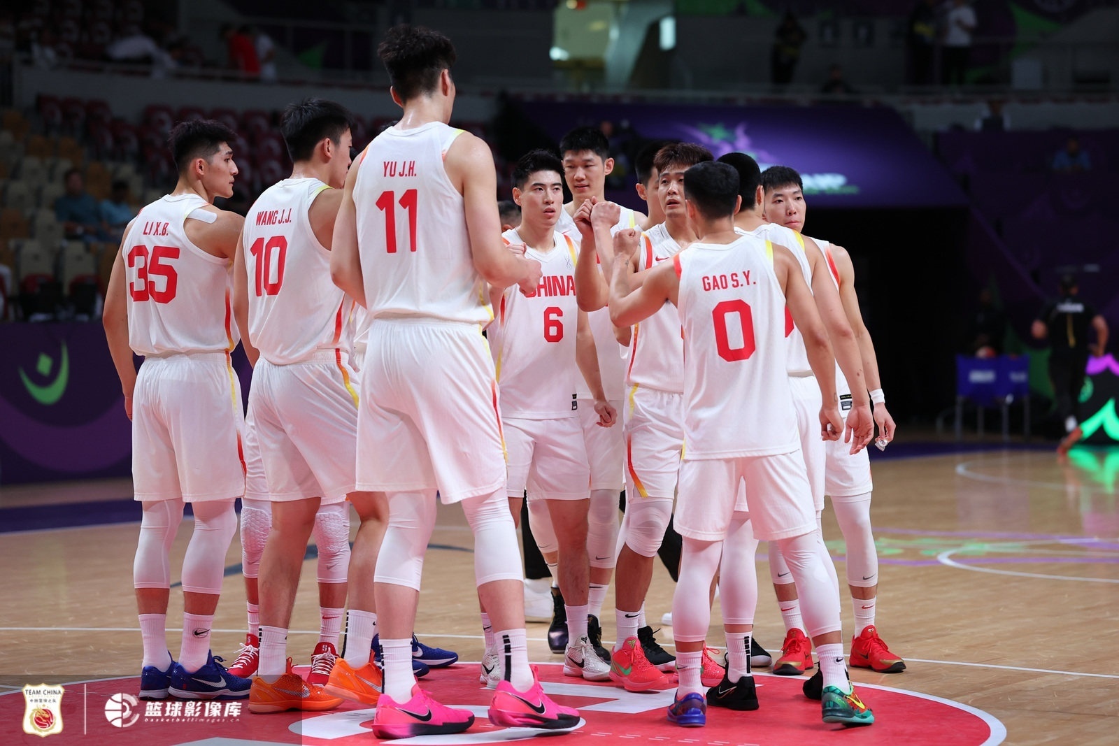 前两节打完！中国男篮42-40领先新西兰2分！下半场继续拼！[加油]胡明轩替补出