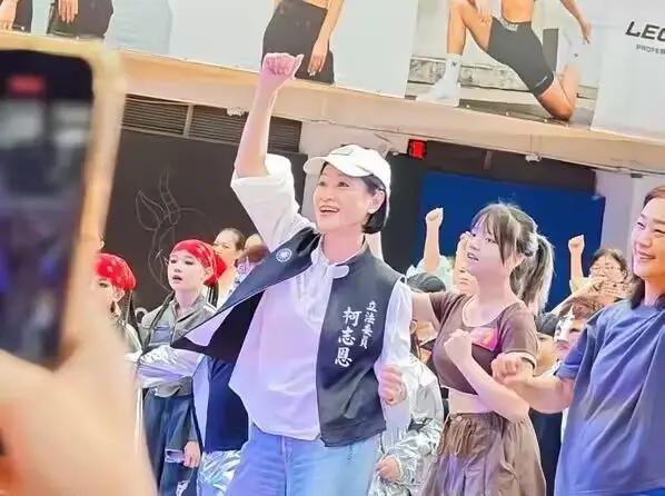 自以为是、狂妄自大。处处与自己党中央唱反调之人，谁愿意重用？
 
政坛这个地方，