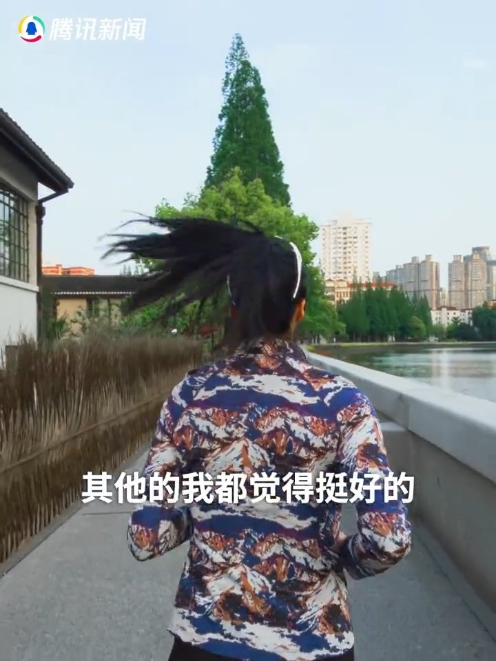 赵丽娜说最大的遗憾就是没进过球曾经满心遗憾无法在赛场破门得分，如今赵丽娜奔走百所