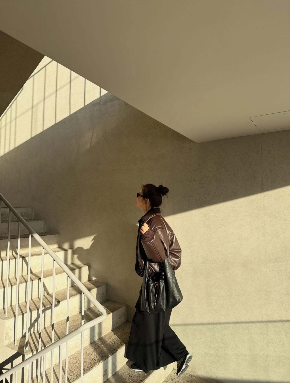 突然发现舒心之前ins更新在韩国圣水洞有张照片原来我24年就去过了 而且穿搭还有