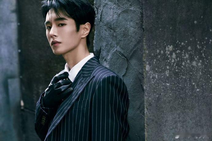 李汶翰你竟然能记住我的歌名嘿！李汶翰文荣奖红毯一身黑条纹西装搭配皮手套，帅得没边