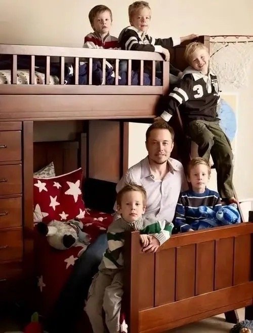 #马斯克和女高管所生双胞胎曝光#有钱人有家族信托基金不怕后代没钱[微笑] ​​​