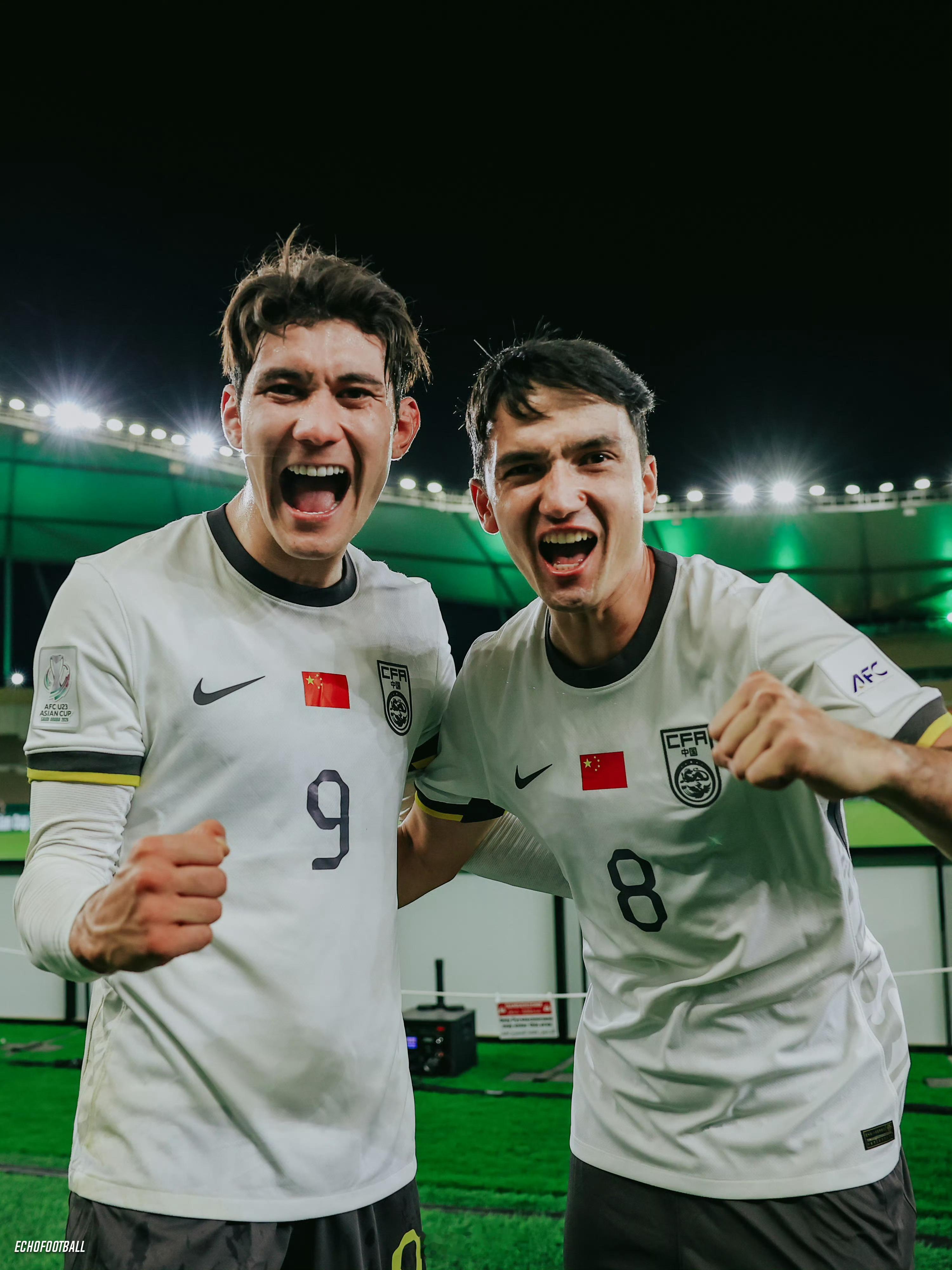 中国男足等了整整22年 | 成都蓉城成都蓉城双子星赛后身披国旗合影，画面太提气！