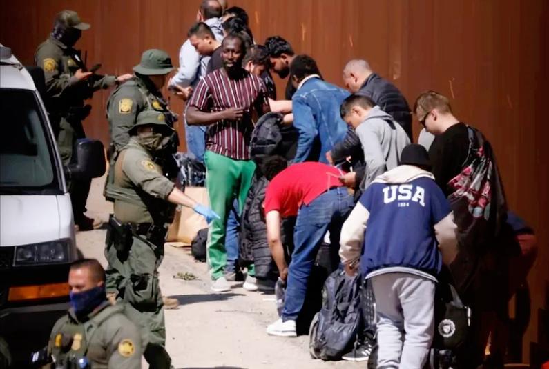 美国这波操作太让人意外了，特朗普政府直接砸钱“劝”非法移民回家，补贴从1000美