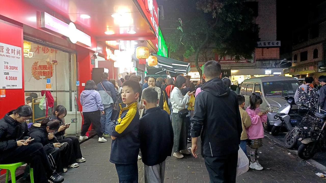 夜幕降临，熙熙攘攘的夜市里，热闹非凡！
这里真的因为网红打卡闻名了！都是游客。