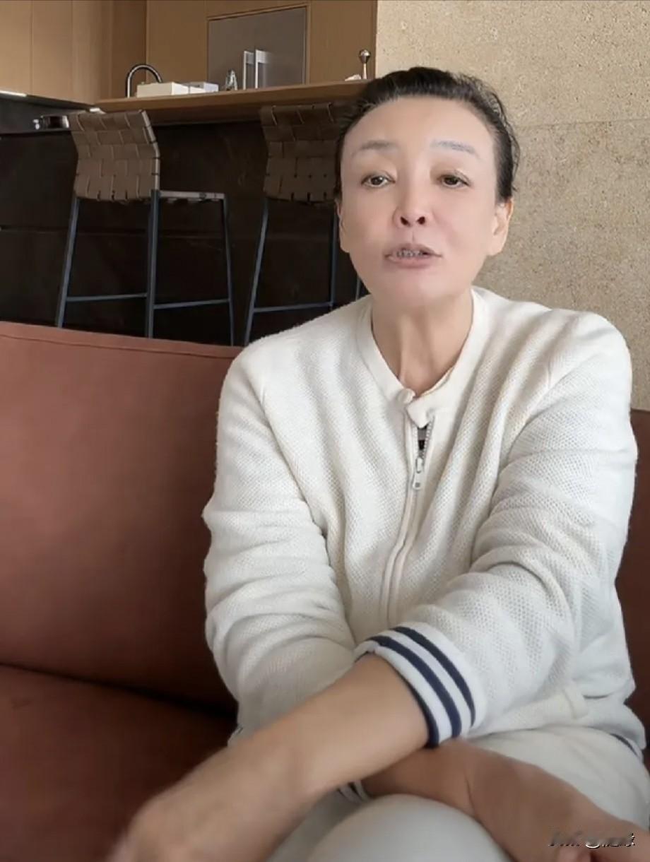 笑死了！
爷爷奶奶抢着带孙子孙女，玥儿和箖箖回北京后，成了全家的团宠。

张兰说