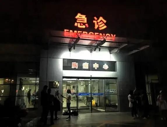 真的不敢相信，好好的一个人，就差一步踏进医院大门，却永远停在了急诊室门口。
 