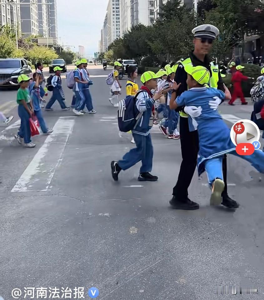 近日，甘肃天水学校门口的护学岗一幕刷屏全网，没有轰轰烈烈，只有日复一日的守护，上