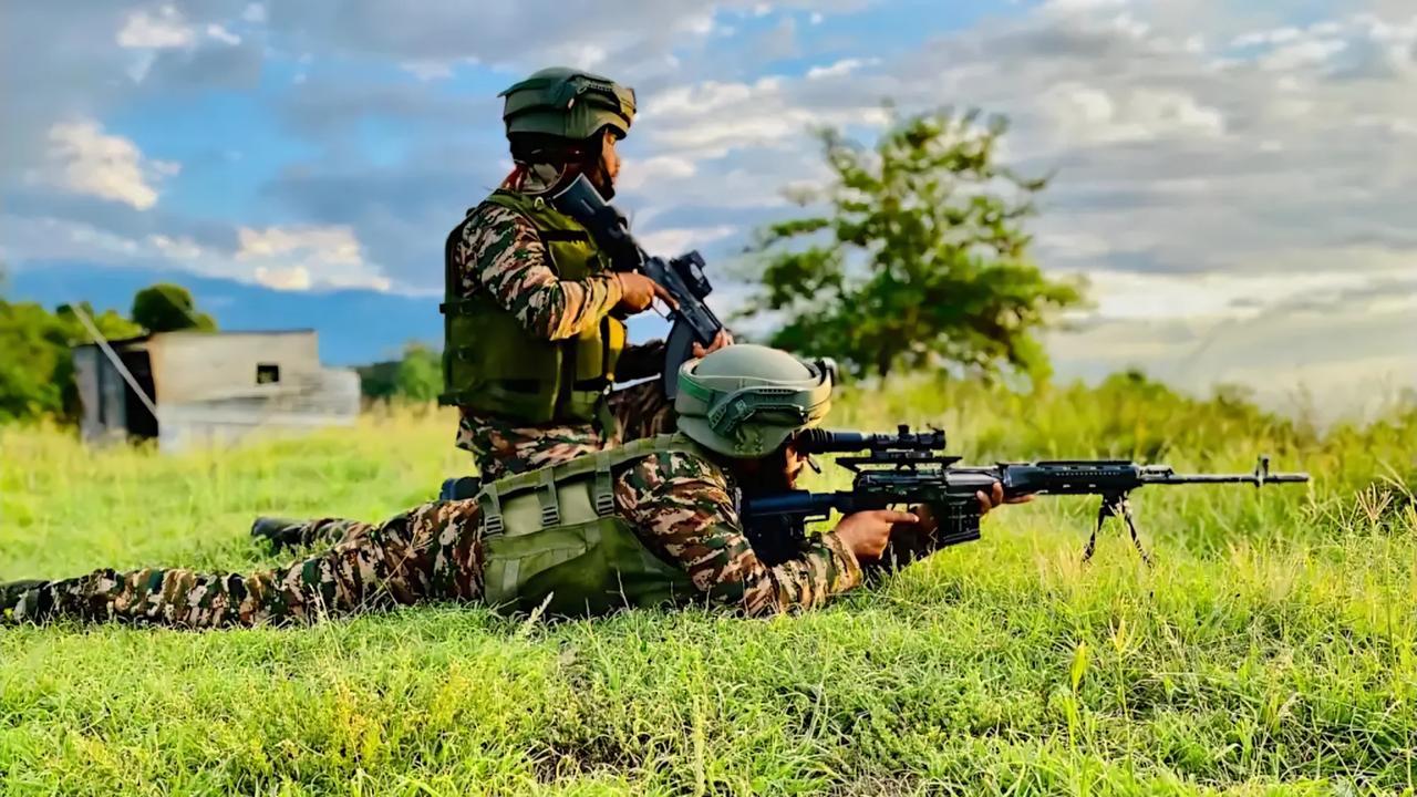 印度士兵与修改了战术配件的svd狙击步枪