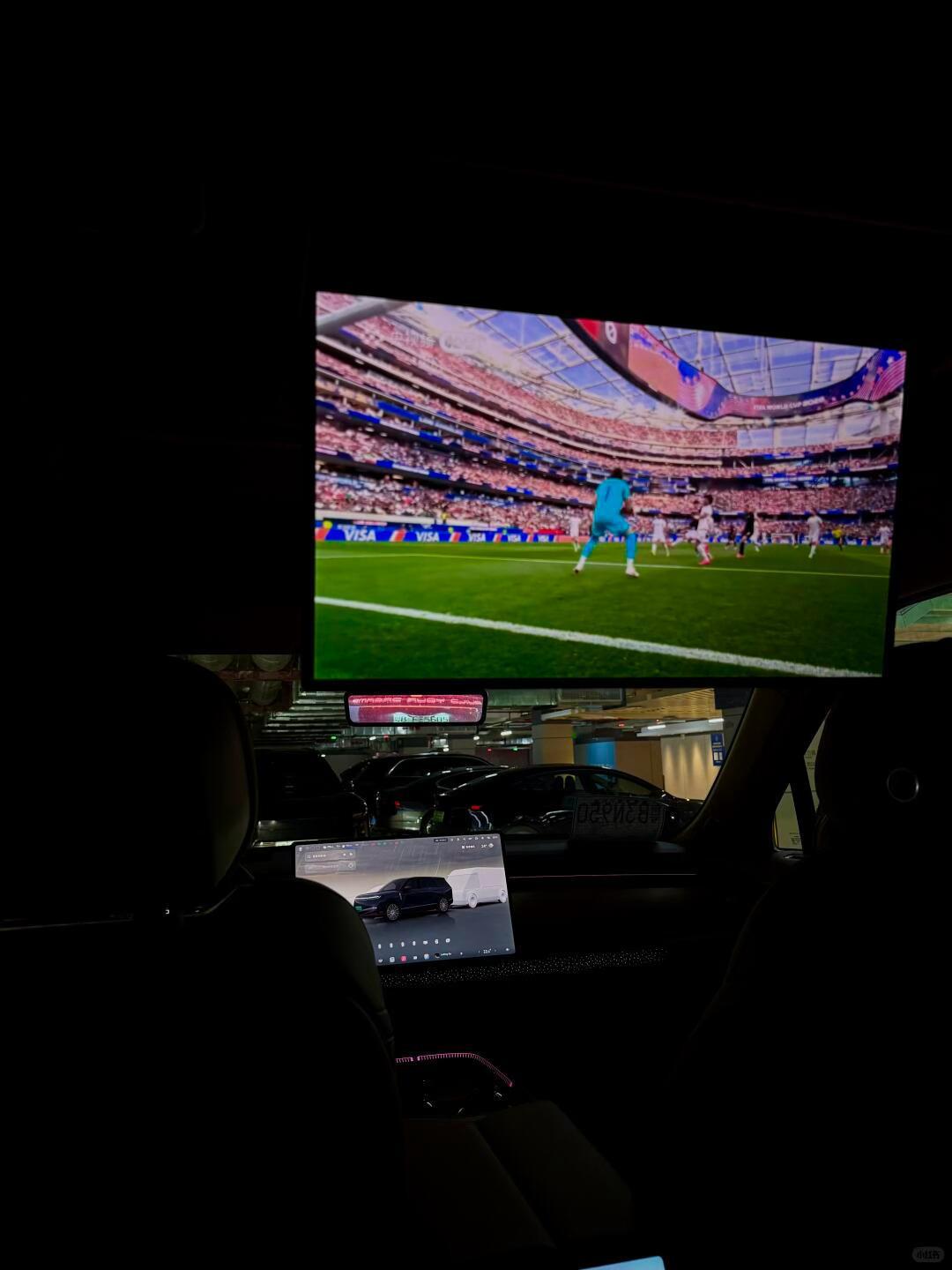 午休就宅在朋友车里看⚽集锦了～谁懂啊！直接在车里看太爽了小鹏GX后排大屏buff