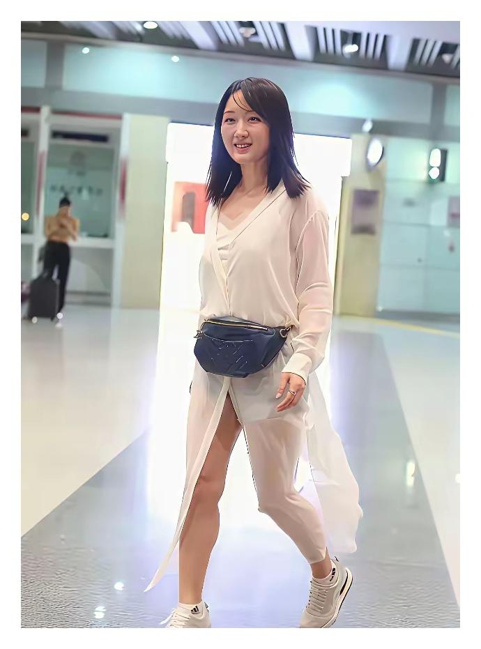 “甜歌皇后”的机场路透照怎么这么像菜市场卖菜的大妈？