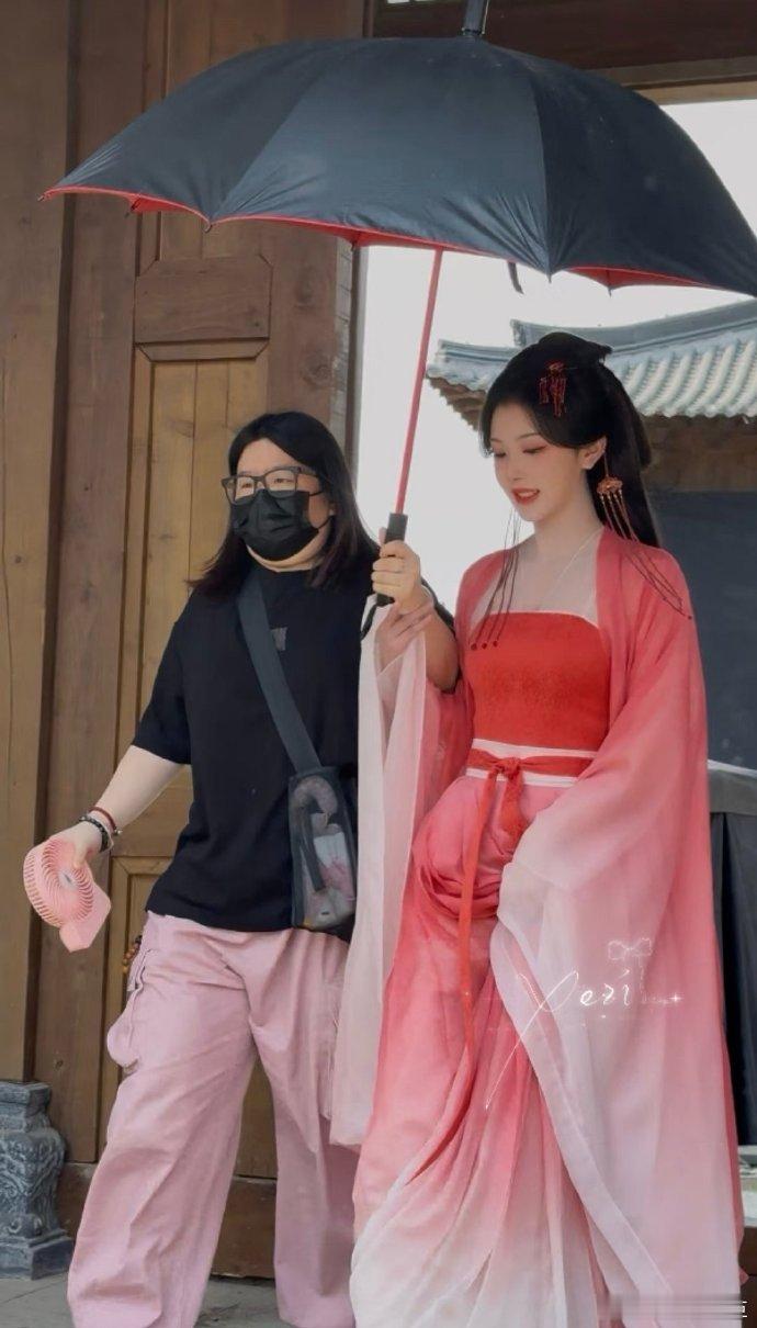 孔雪儿又用美貌袭击我孔雪儿将门独后红色垂耳兔路透造型师真的很懂，红衣搭配垂耳兔发