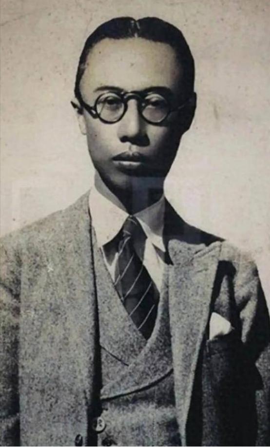 晚上，12岁的溥仪，被十几个宫女摁在床上玩游戏。他很兴奋，但玩了很久，还是累了，