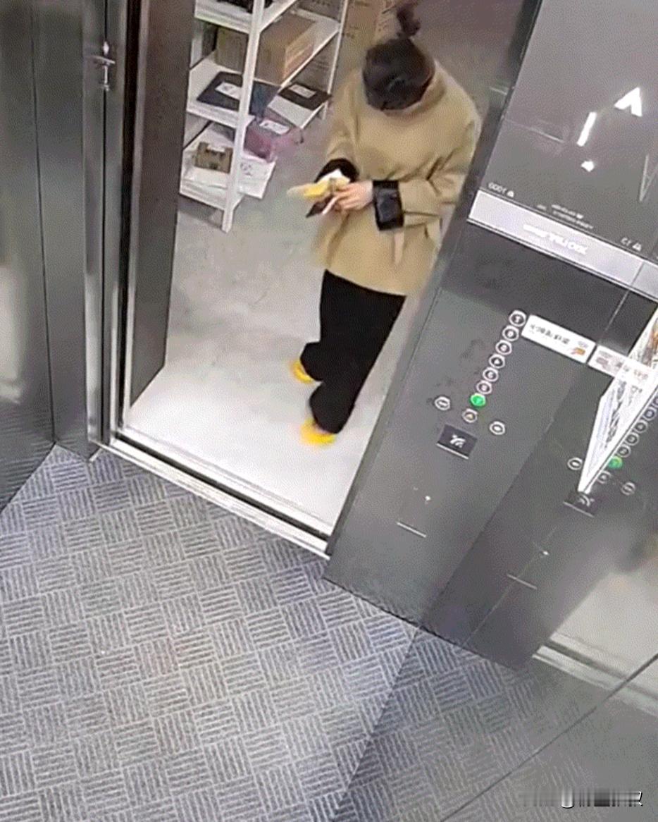 防不胜防！云南，一女子拿着手机乘电梯，不料刚刚按开电梯门上电梯时，女子手中的手机