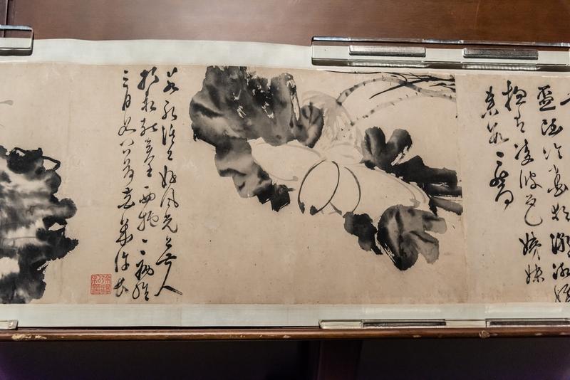 铁笔书成百代传，诚邀上联 看到“铁笔书成百代传”这句下联，我脑海里一下子就冒出“