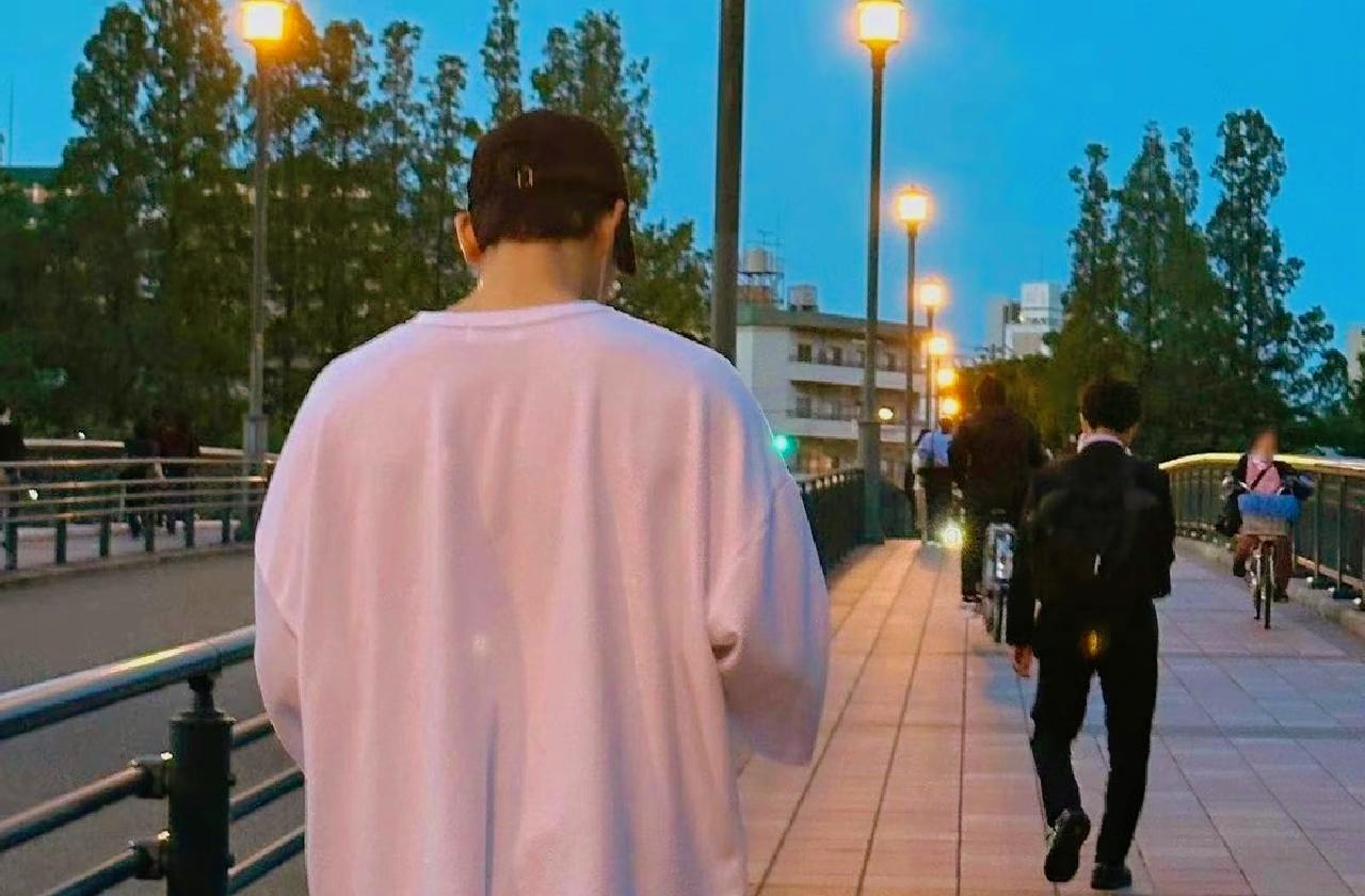 社会学家说:
“用不了七八年，社会上会多一批让人敬畏的天不怕地不怕的狠人，他们就