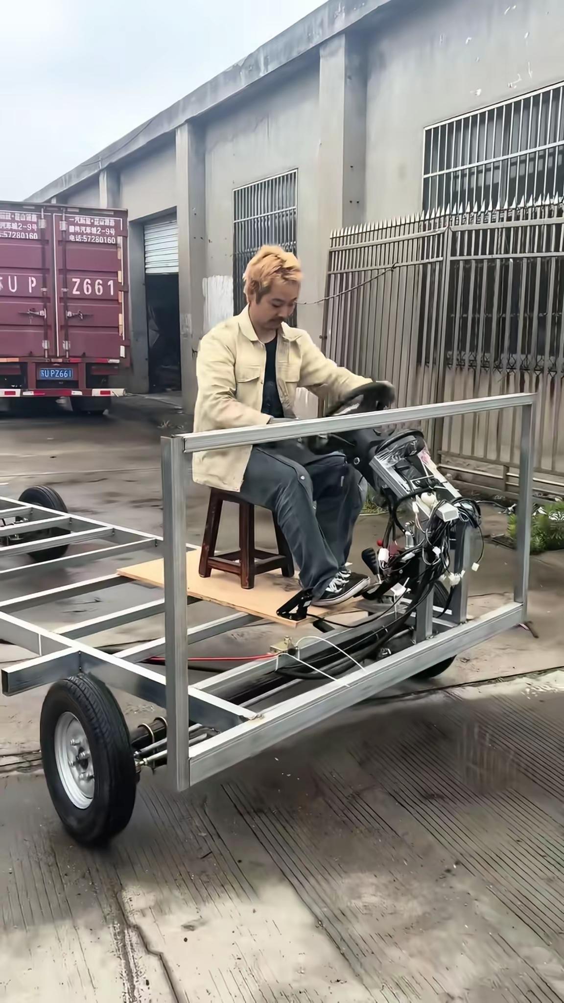有的人买车，在选择电车和油车之间犹豫不决。这么说吧，不缺钱的，买电车，就这么简单