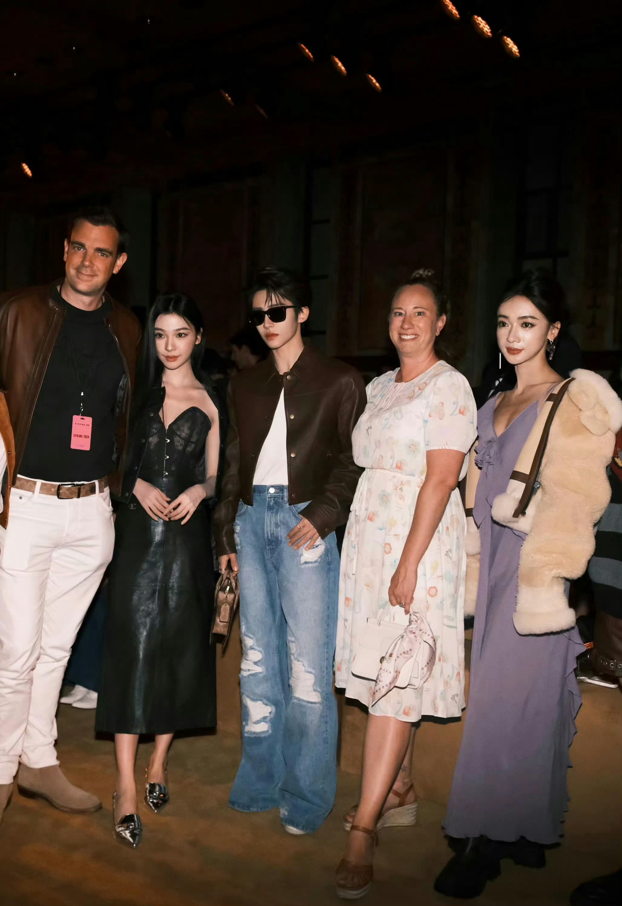 易梦玲、吴谨言纽约时装周看秀同框！吴谨言很矮，易梦玲怎么比吴谨言还矮？ ​​​