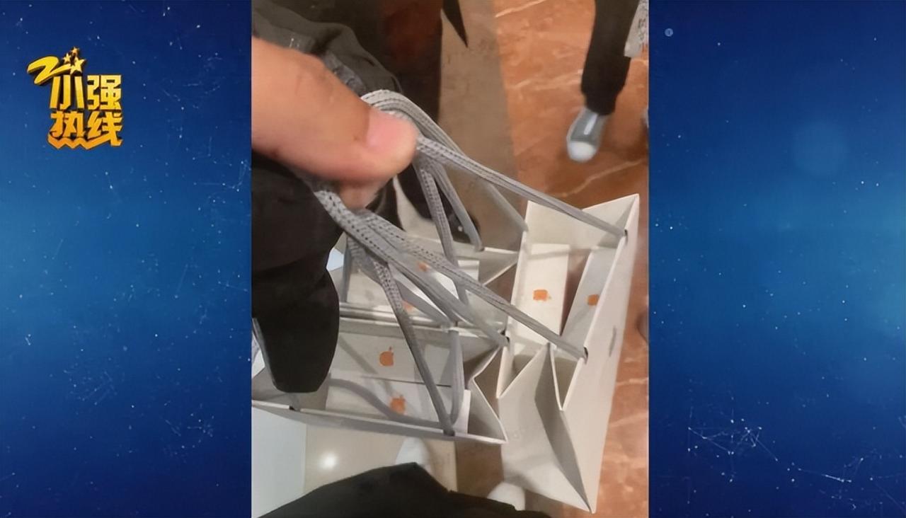 “这不是平台的问题吗？”上海，一位手机店主做生意开单，为了尽快将6台苹果17送到