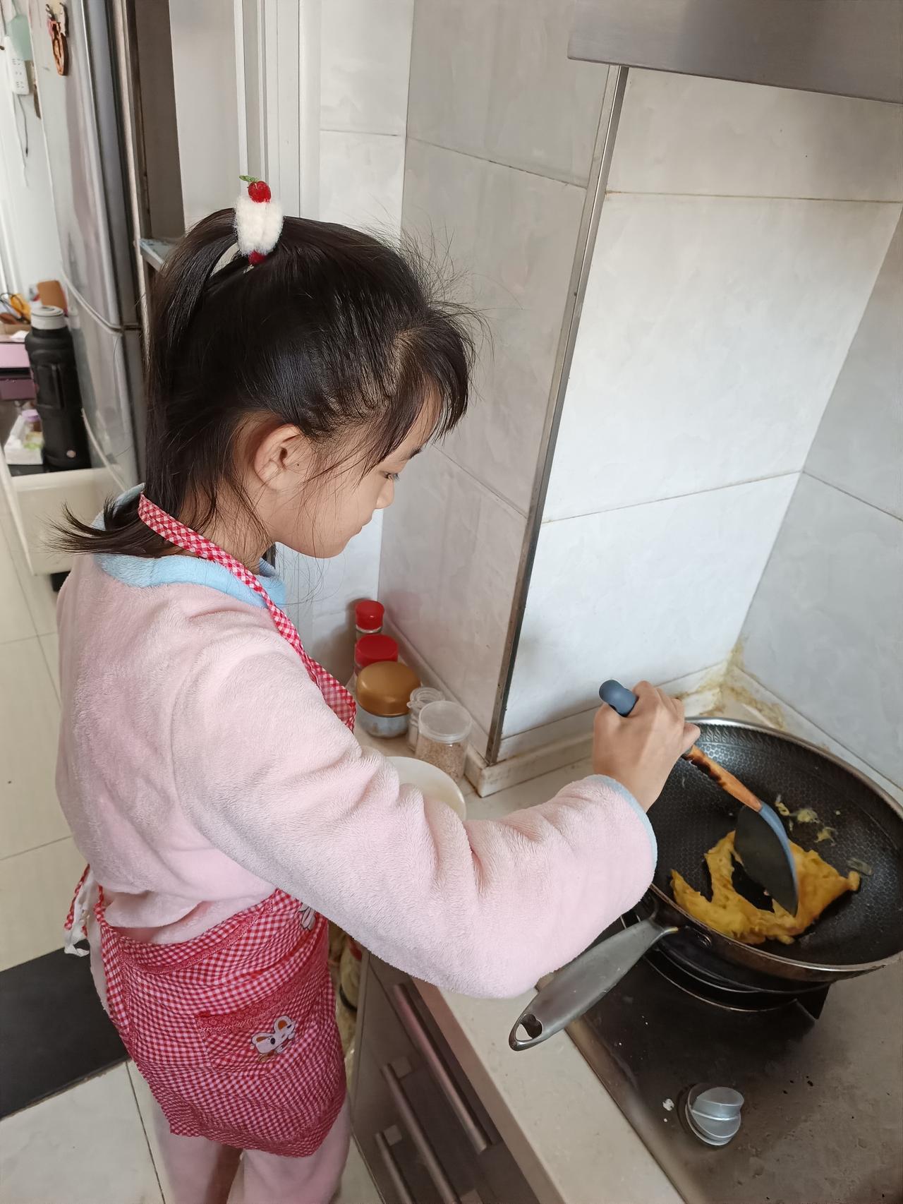 分享一张你家娃在家的照片学校安排的任务，学做一道菜，选择了一个最简单的西红柿炒鸡