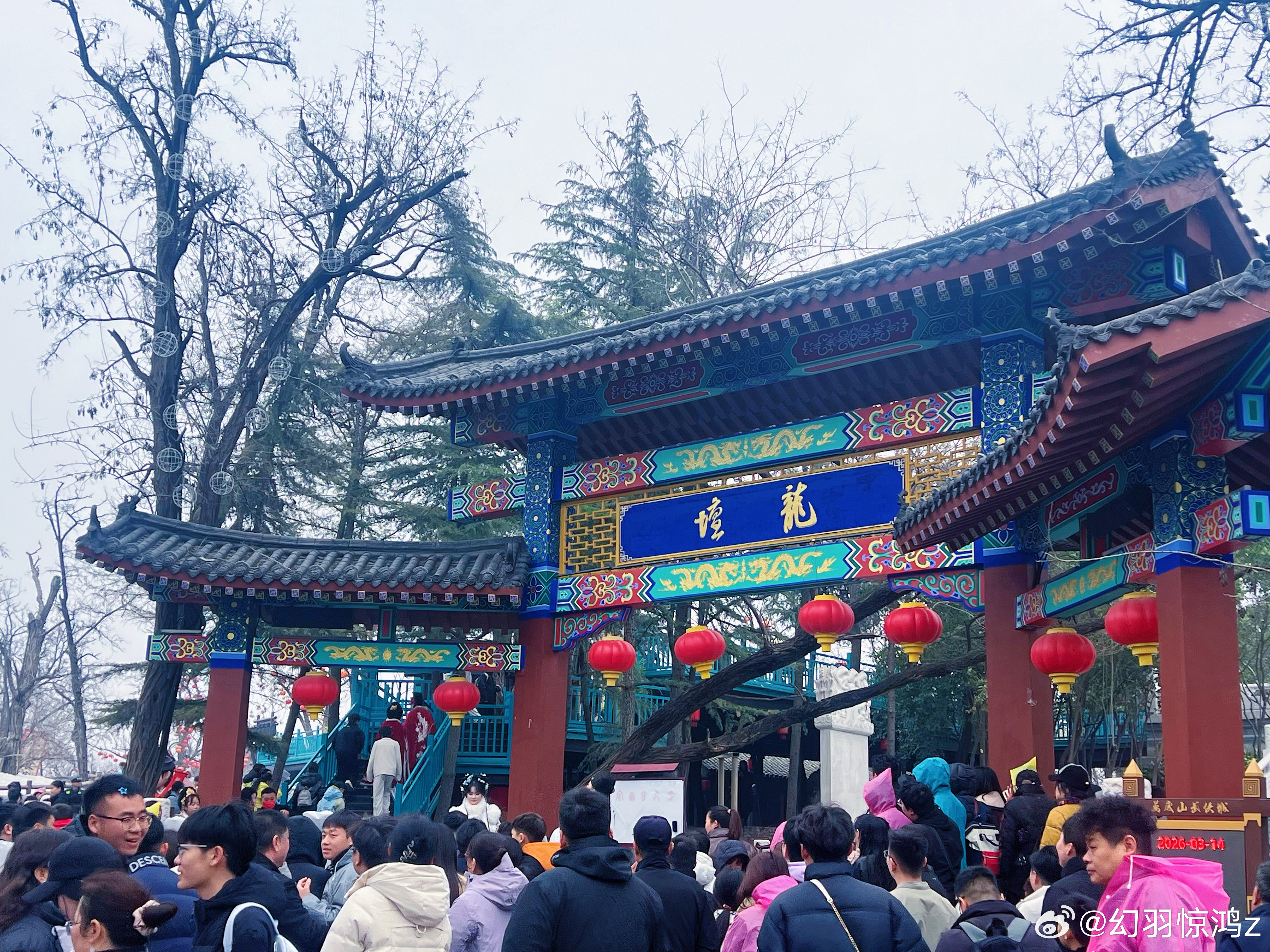 万岁山武侠城以“武侠”为魂，将水浒侠义、仙侠意境、民俗演艺融为一体，哪怕是雨天，