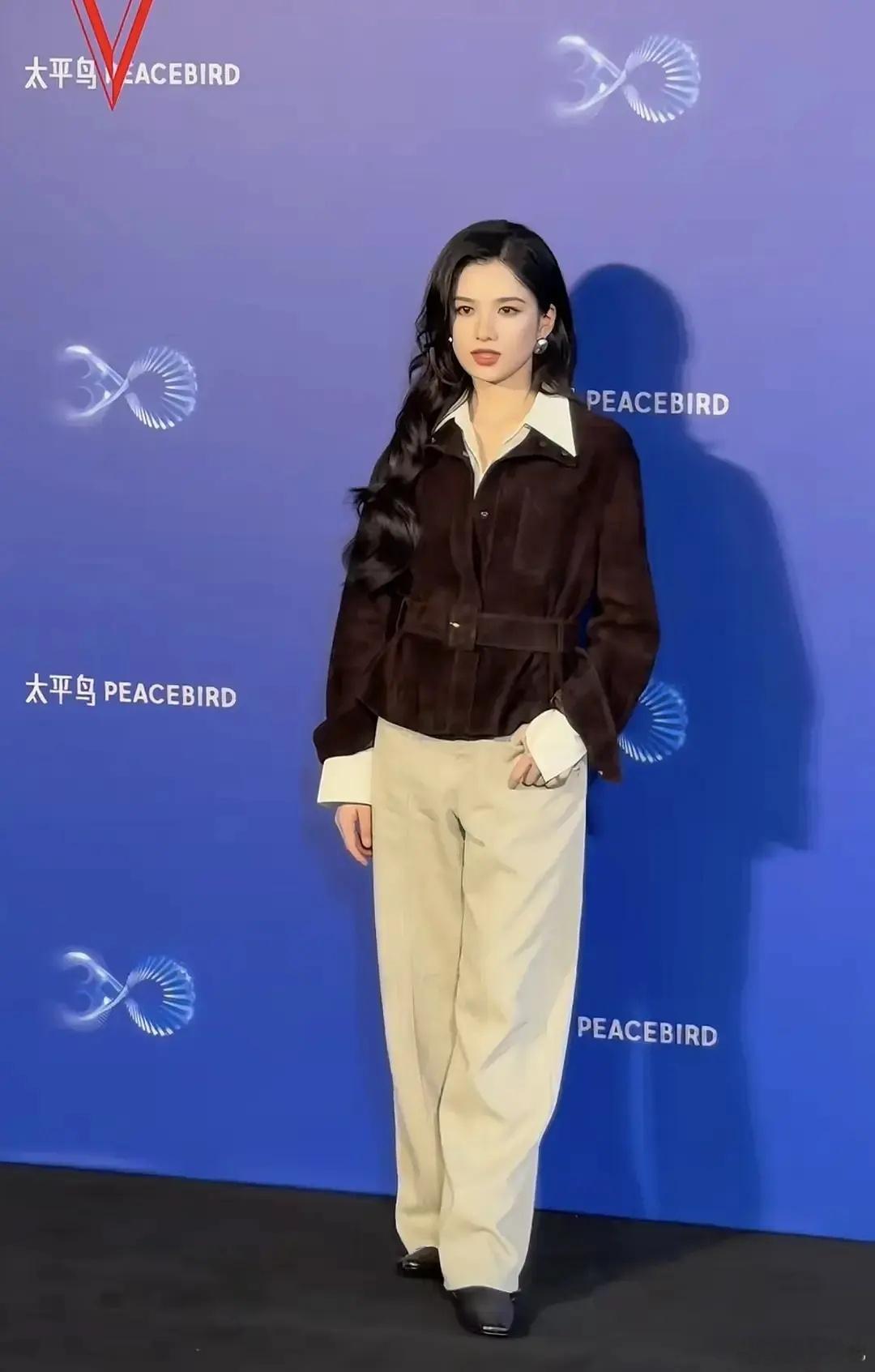 粉丝嘴硬说好看，一看xcpt数据路人根本不吃这套。好好的活力少女非要往40+打扮