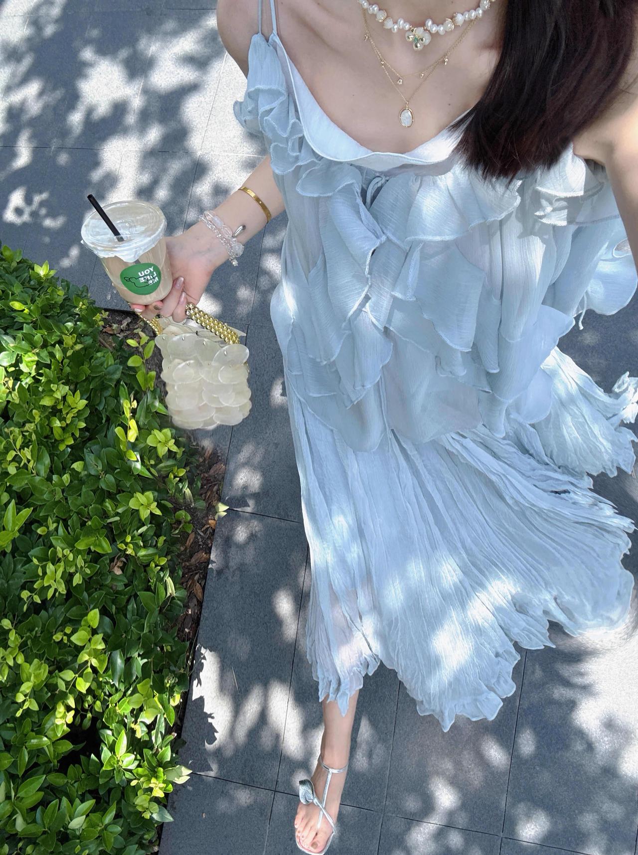 夏季裙子穿搭合集！
整理了多款氛围感裙装搭配，风格丰富多样。清新浅蓝荷叶吊带裙温
