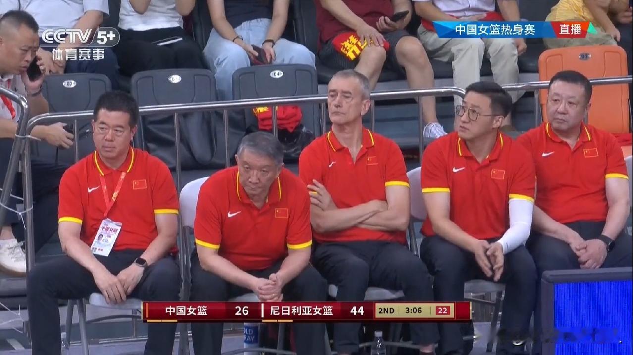 不让了，尼日利亚大胜中国女篮，宫鲁鸣的教练团队集体沉默了。一场惨败，揭开了中国女