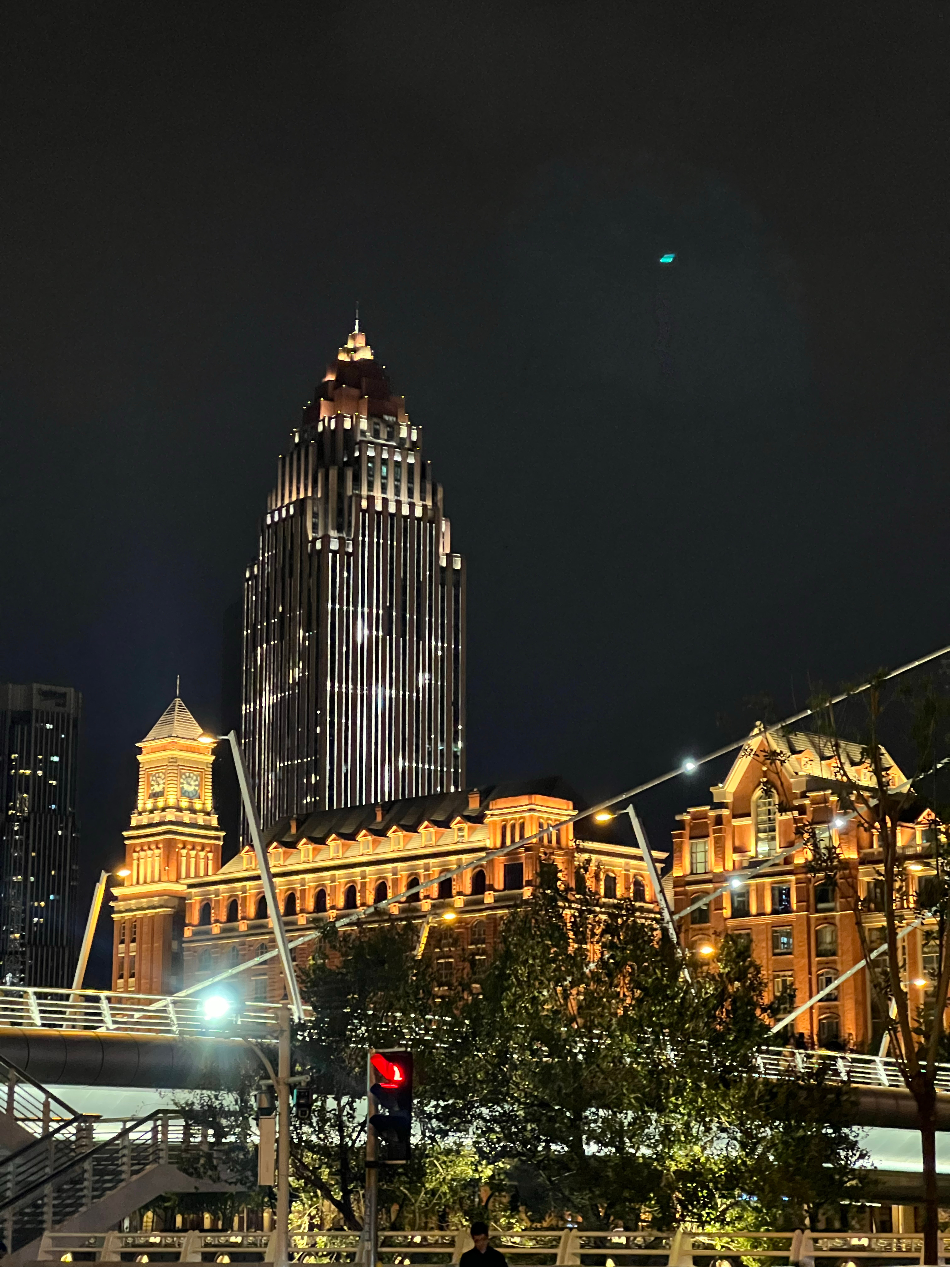感到陌生，在伦敦也没见过这夜景