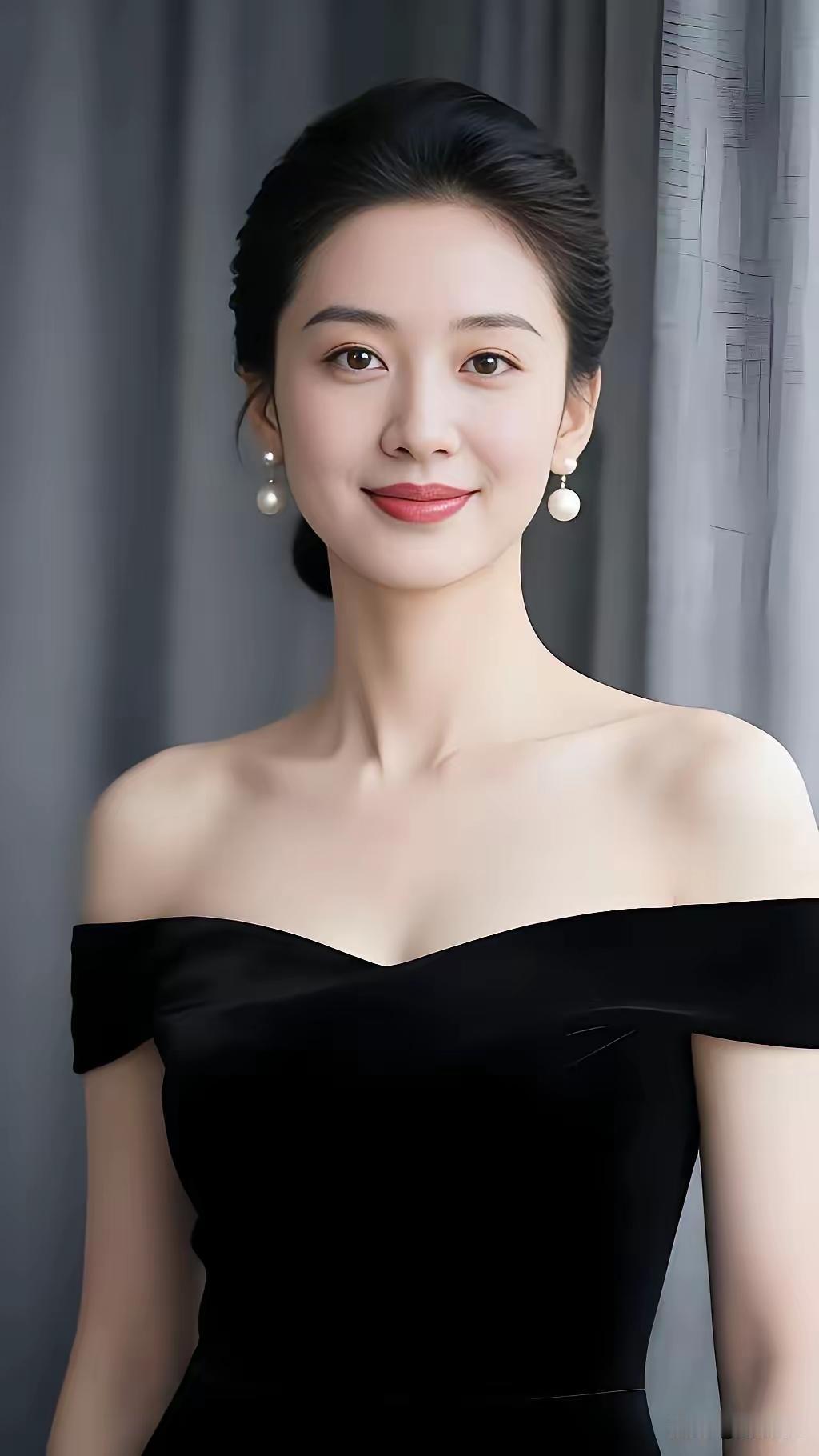 这位美女穿着黑色礼服，笑容甜美。