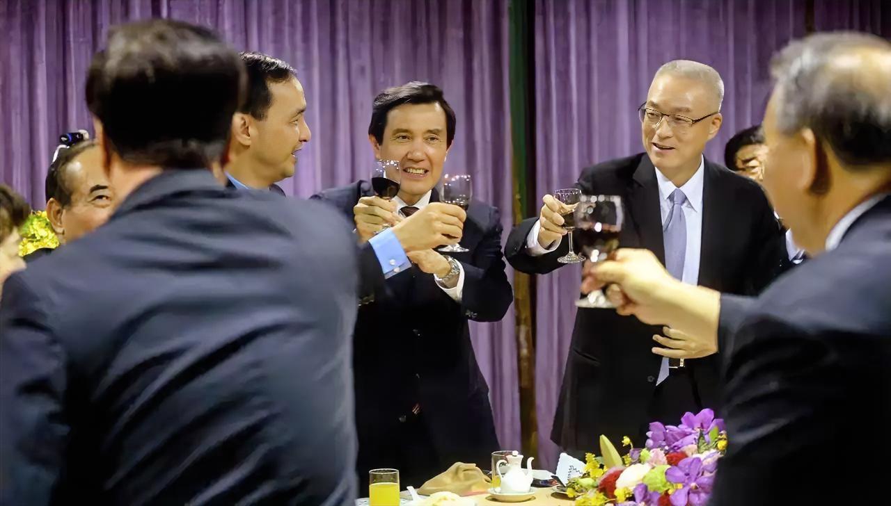 这是国民党主要政客在“萝卜聚会”，它们为了一己政治、经济私利，只要和平，不要统一