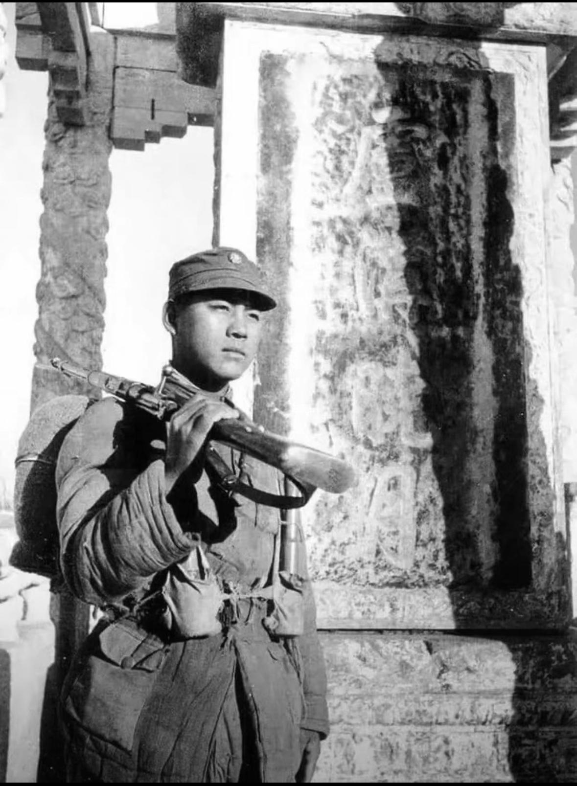 若是真英雄怎会怕！
1945年10月，中国军人重返卢沟桥。14年的抗战，14年的