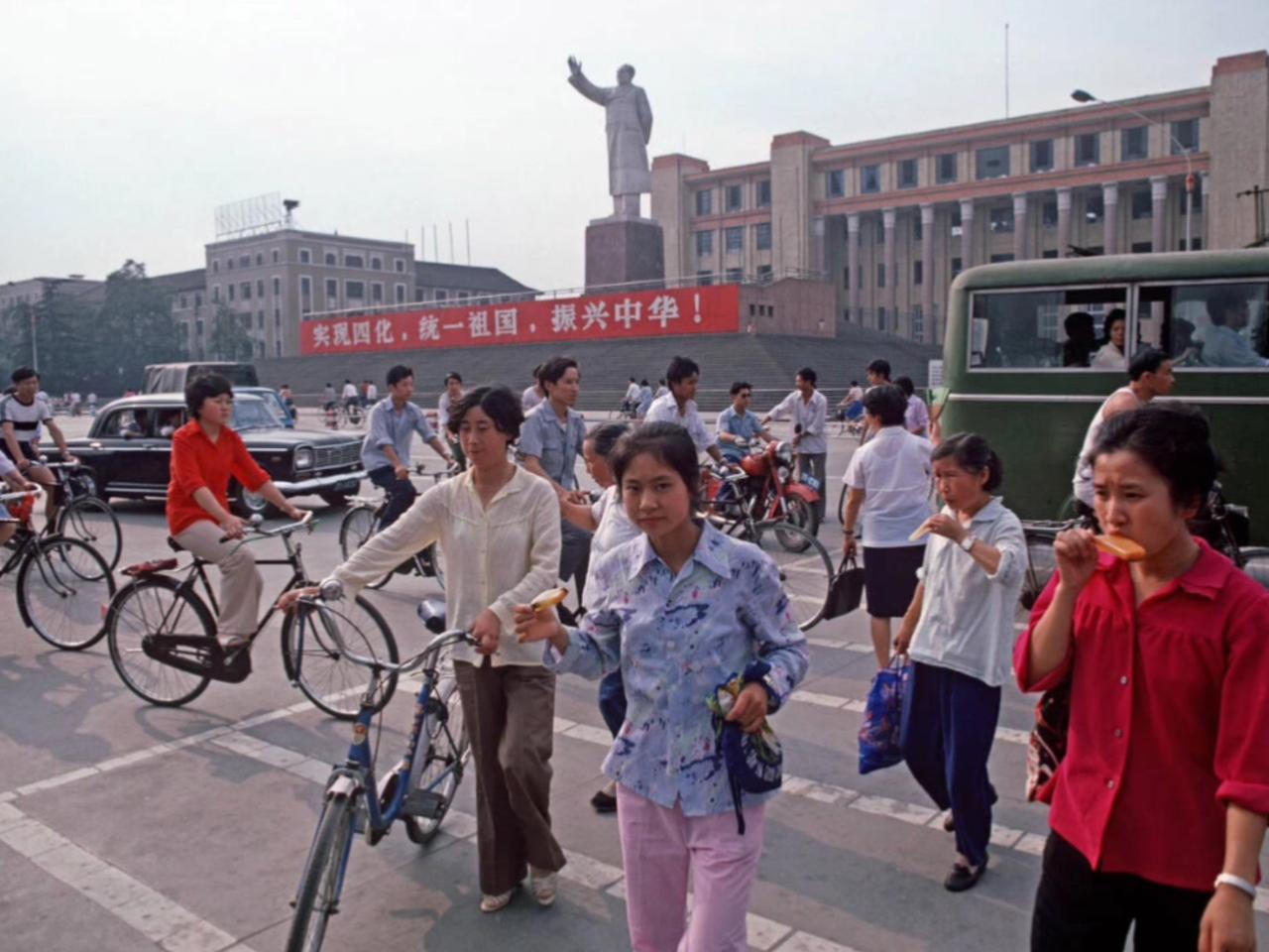[下雨]今天的中国这般强大，其实是很反常的，中国本该比现在更穷困、更落后、更弱小