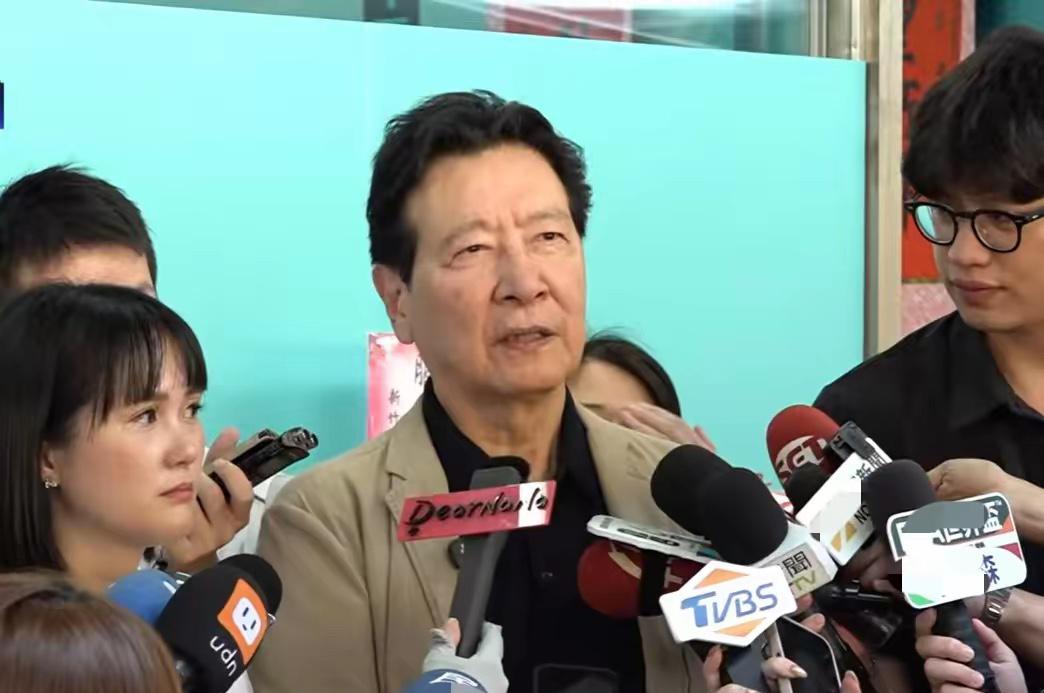 谁能想到，之前跟郑丽文隔空呛过好几轮的赵少康，居然当众夸人家“聪明、有智慧”了？