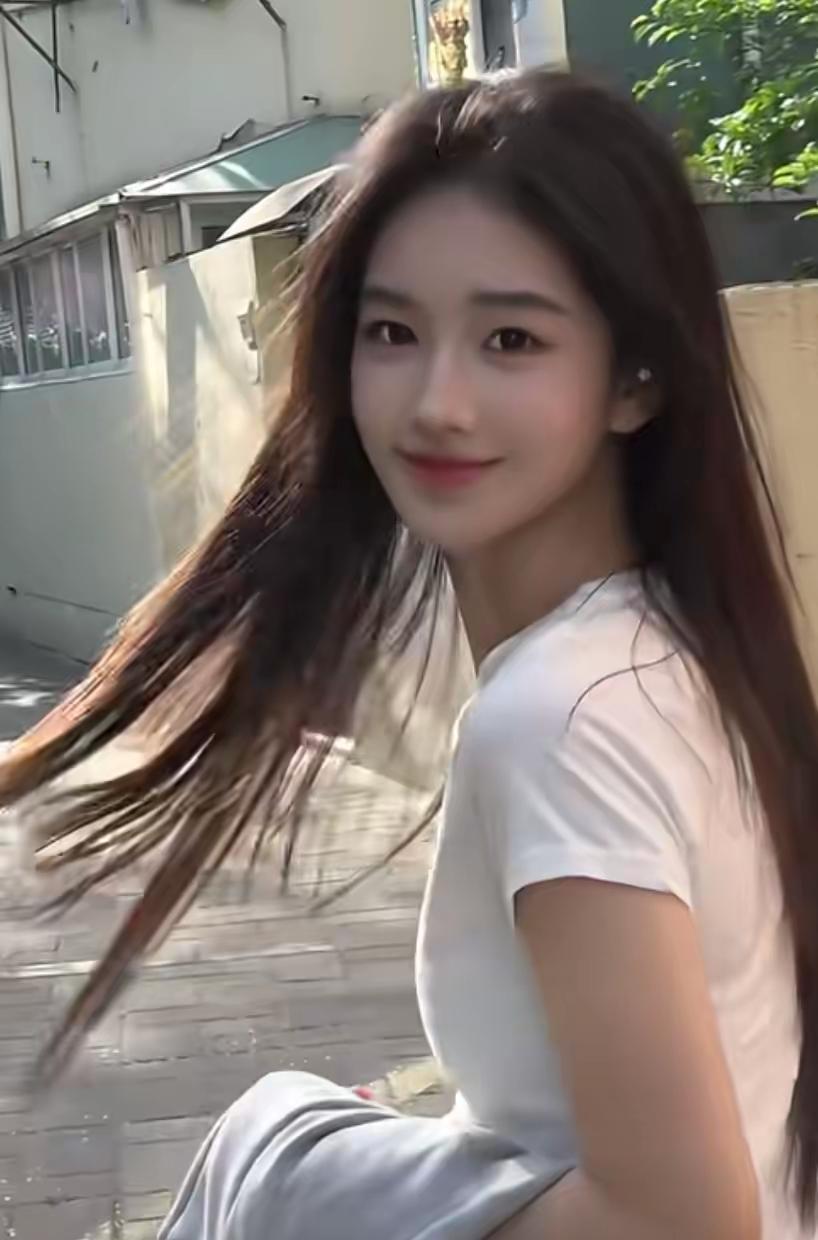 爱一个人是不是就得包容她的一切？我觉得不能一概而论。
确实，真爱意味着尊重和理解