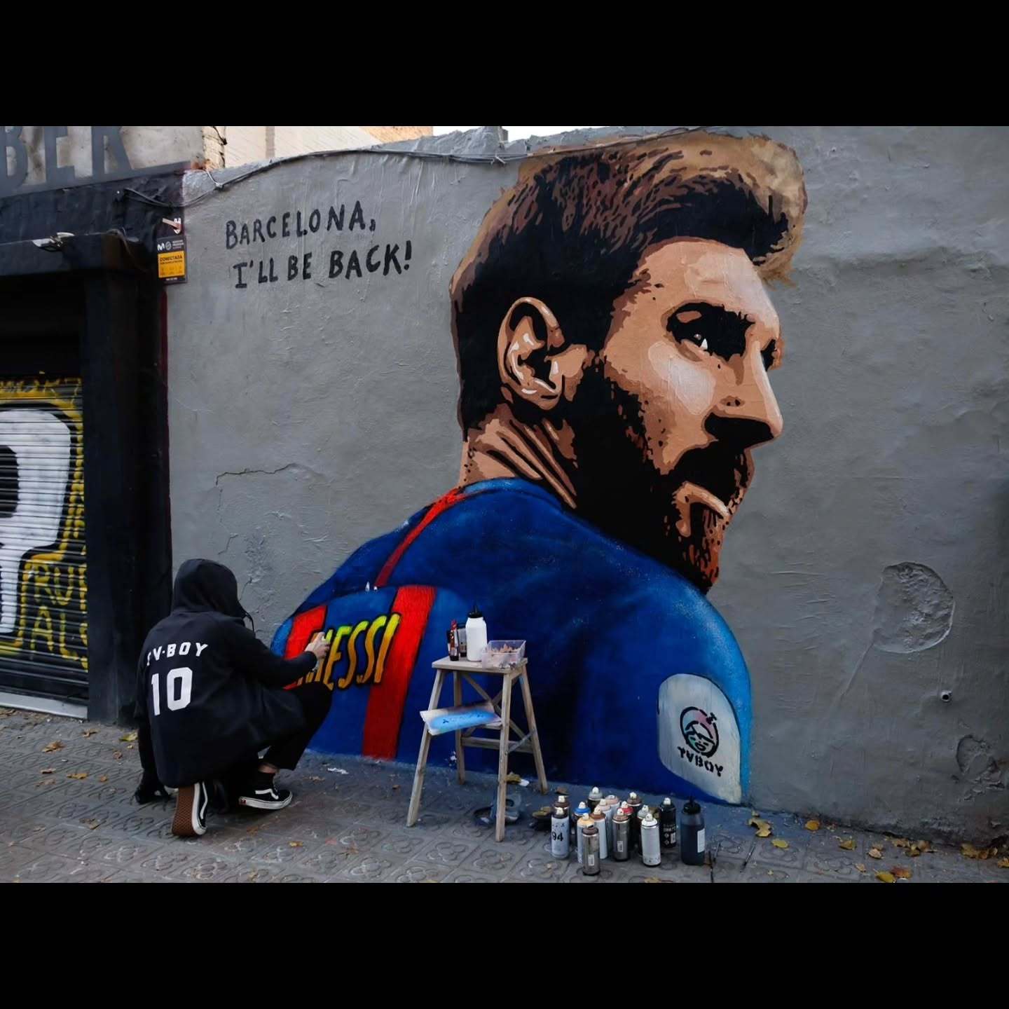 街头艺术家TVBoy在巴塞罗那创作了一幅令人惊叹的壁画，是他的偶像莱昂内尔·梅西