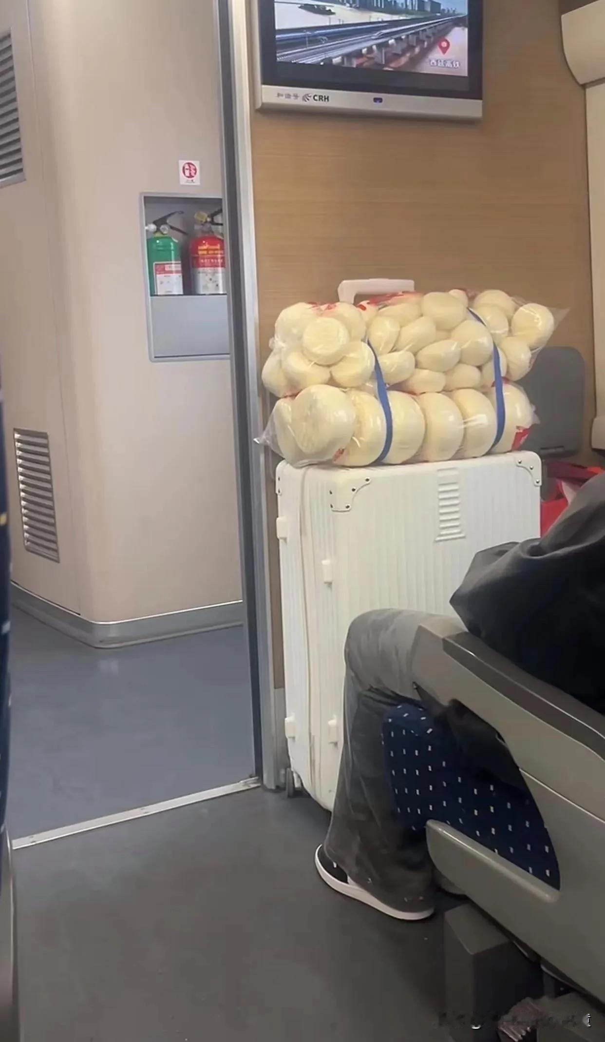 高铁上看到的一幕
儿行千里母担忧
这孩子该有多幸福呀
高铁小孩 父母高铁上带娃 