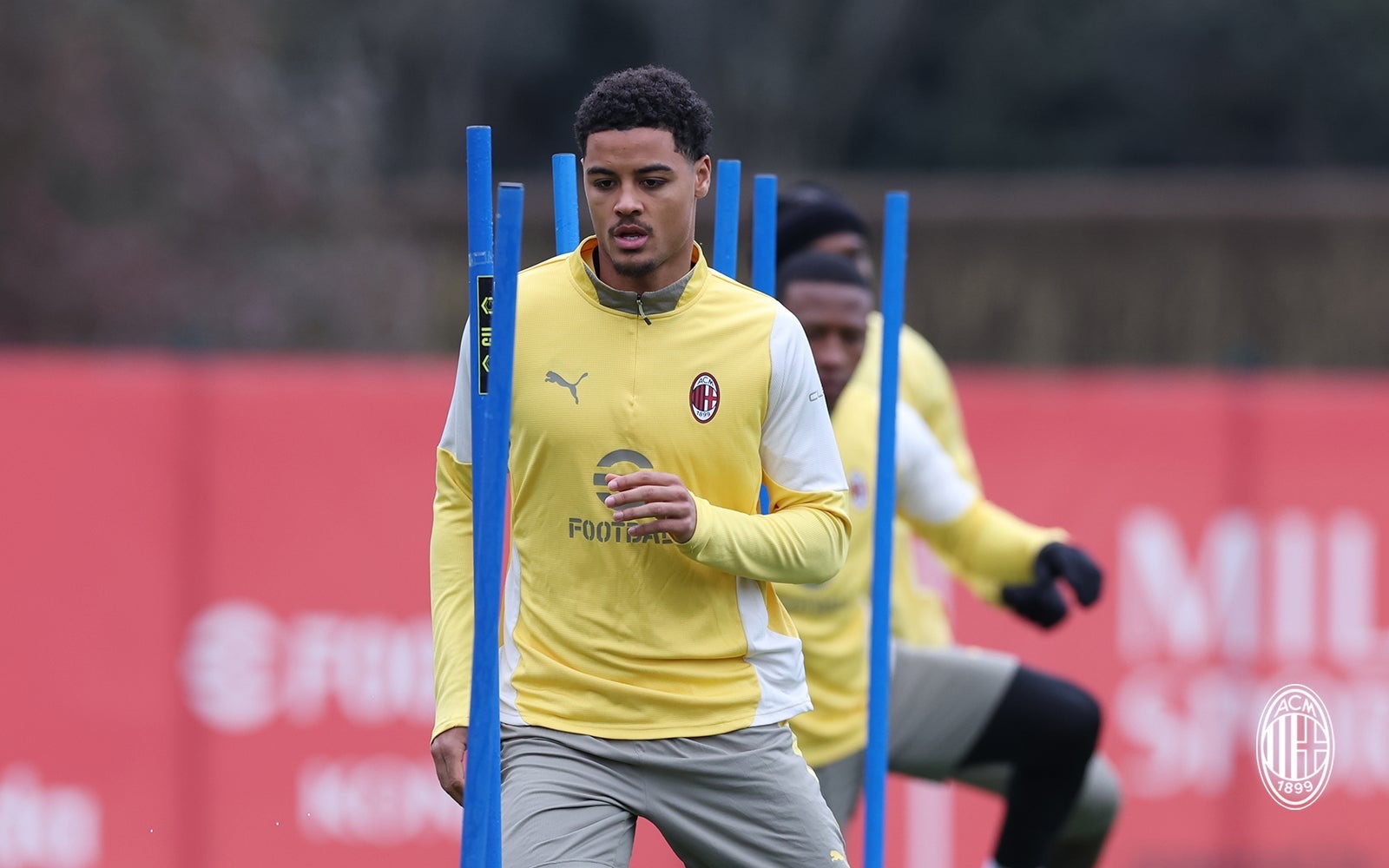 【训练组图】 🔴⚫️ 今日米兰内洛的训练备战。💪🏻sempremilanf