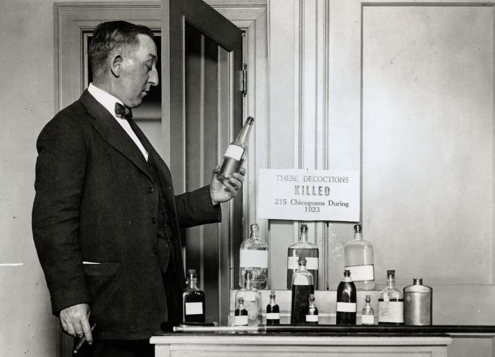 美国禁酒令时期，政府故意在工业酒精中添加致命化学物质，导致超过1万名公民死亡。这