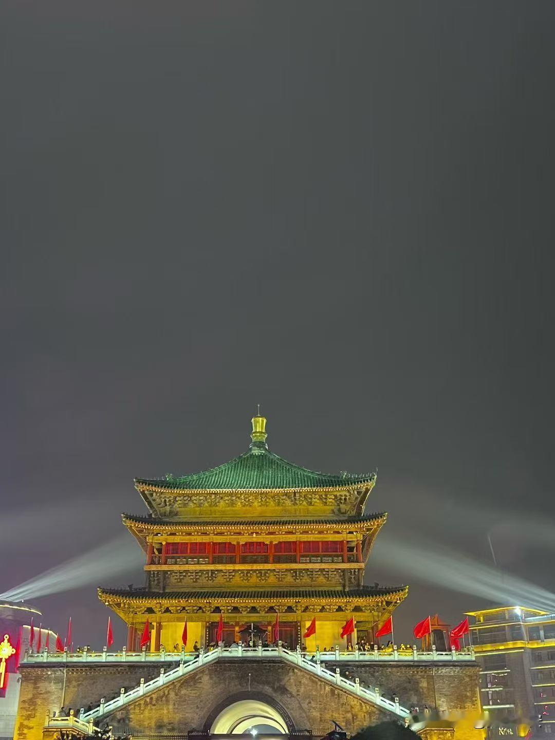 当我抬头望月的时候
月亮一定在望你
黑夜抚慰着你的愁黛
月亮温柔了你的眉眼

我