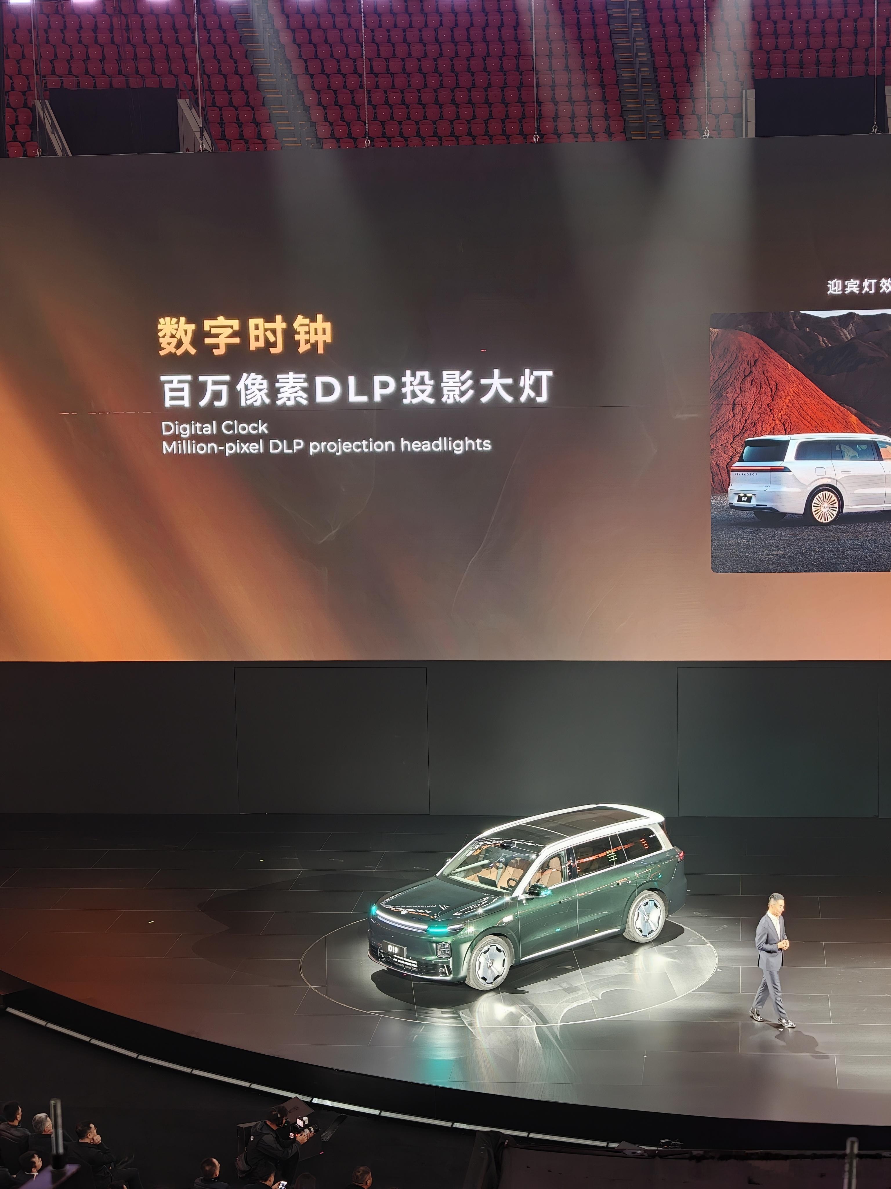 前百万像素投影大灯 + 后智慧交互灯幕，已经成了今后旗舰 SUV 的高标准模板之