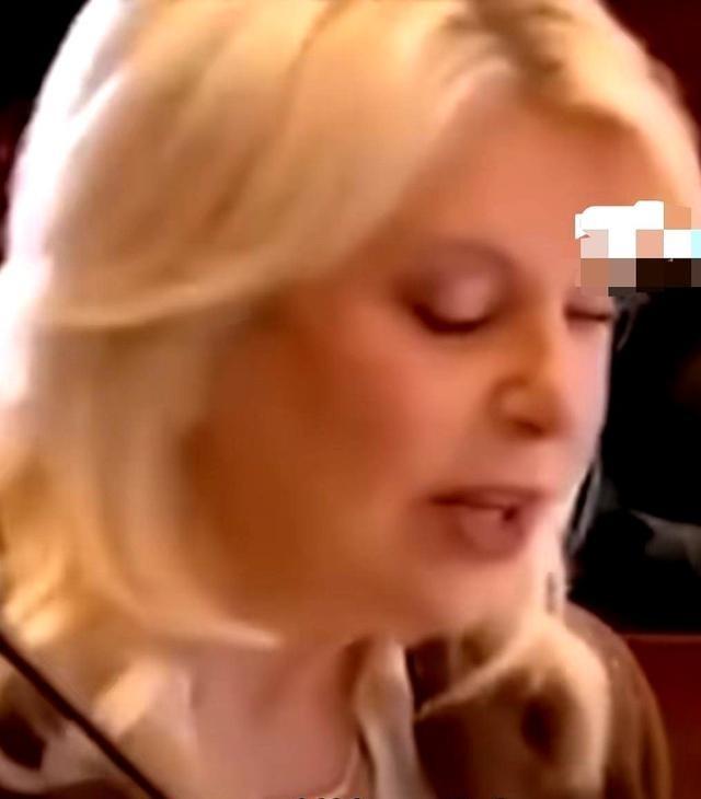 以色列总理夫人萨拉，在峰会上哭了。她说，自己的孩子太苦了，就因为是总理的孩子，天