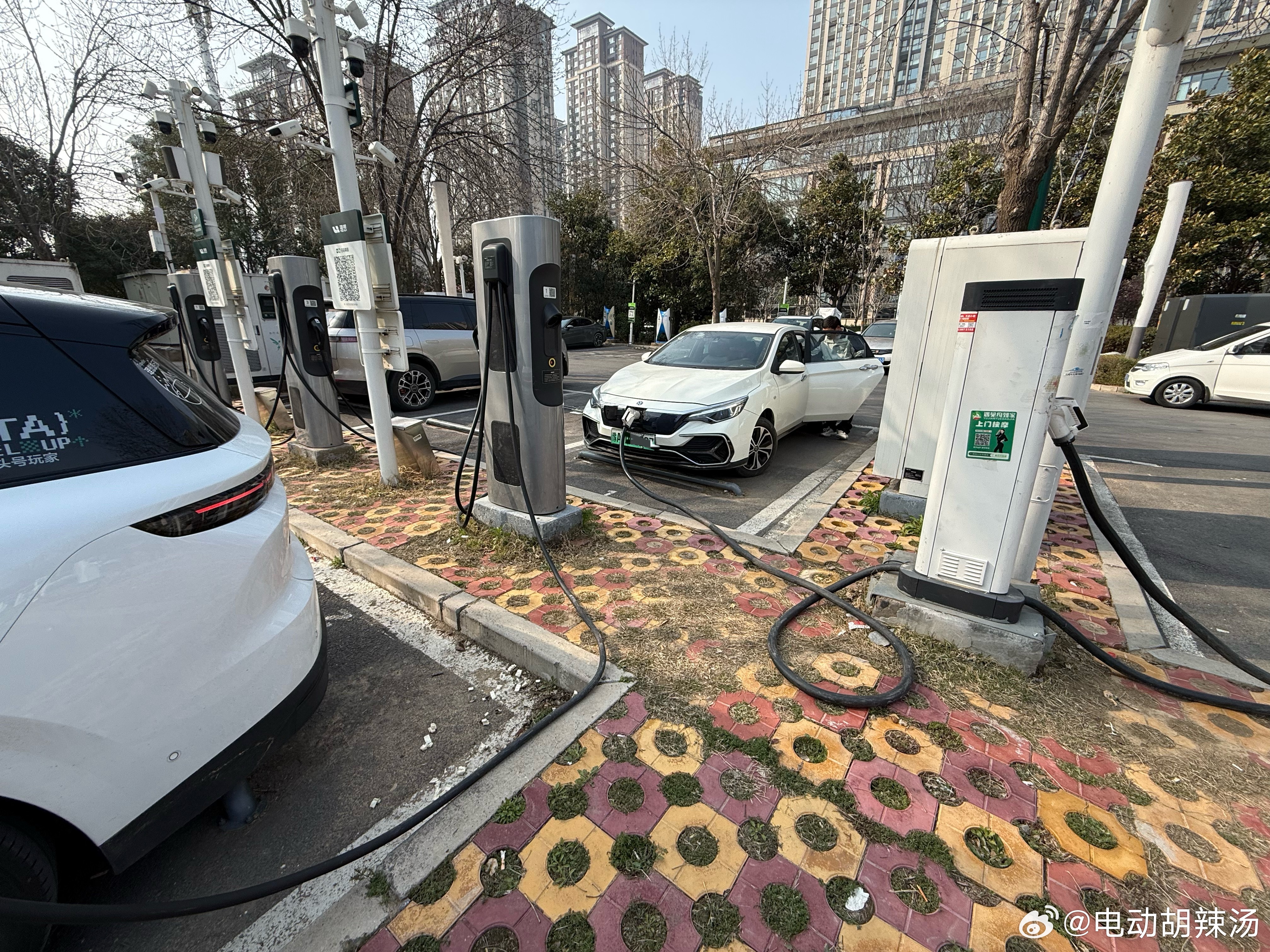 这一条喷下理想城市超充站的管理问题，从年前到现在一共去了不同城市的4-5个城市超