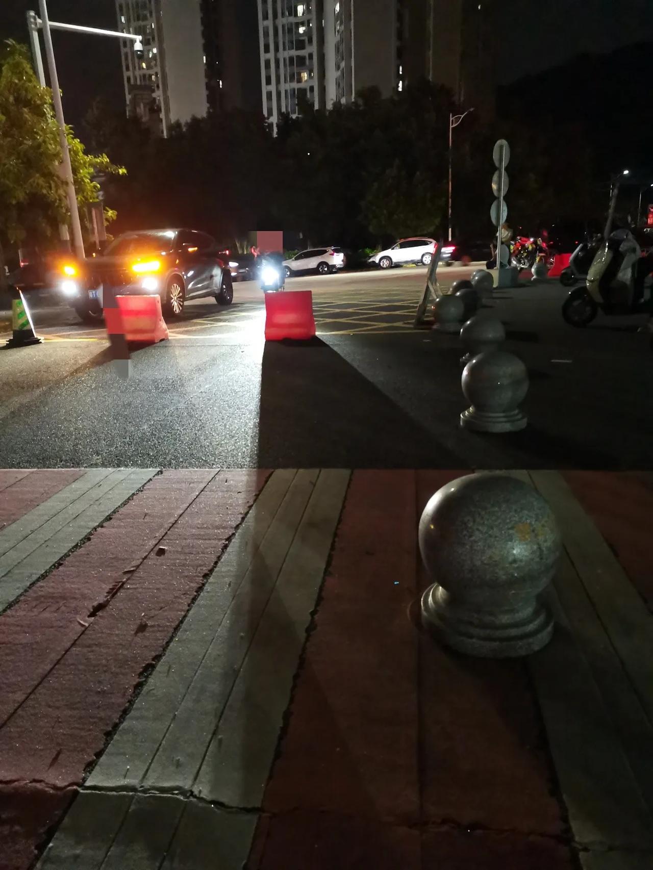 爸爸的车子违停堵住了学校的门口，保安却对学生说，如果你的爸爸下次再违停的话，就扣